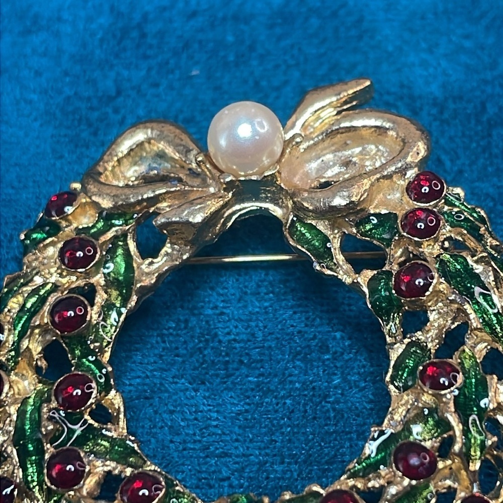 Vintage Christmas Wreath Brooch - Picture 2 of 5